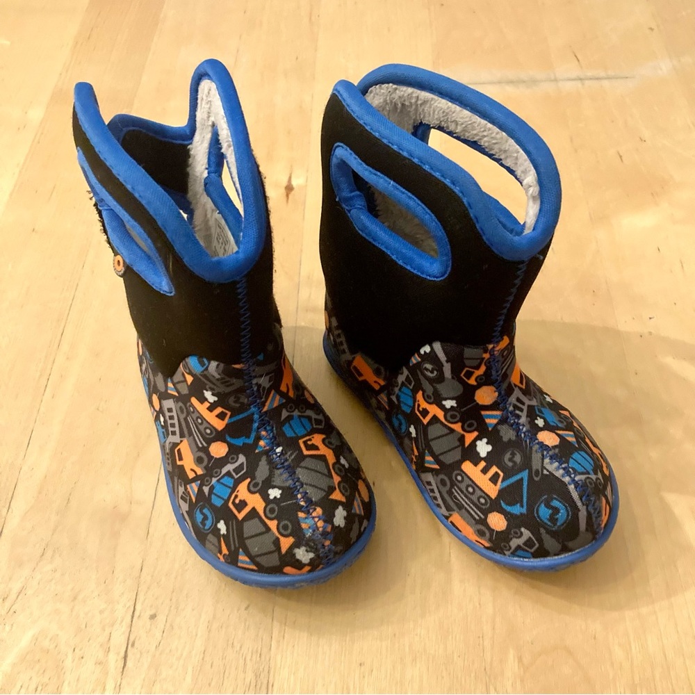 BOGS boys trucks winter snow boots size 6.